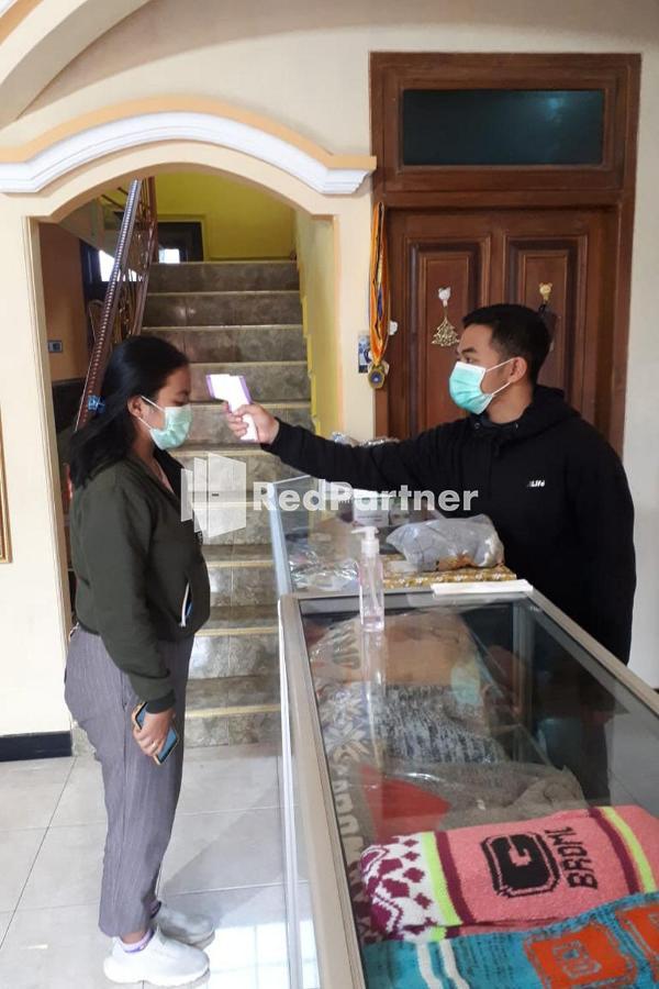 Bromo Indah Lestari Homestay Mitra Reddoorz Pasuruan Eksteriør bilde