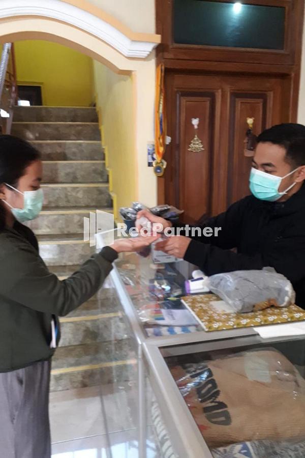 Bromo Indah Lestari Homestay Mitra Reddoorz Pasuruan Eksteriør bilde